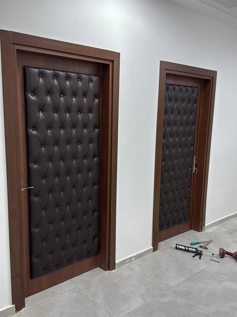 Prestige model, ceviz desenli kasalı, kapitone deri panelli iki ofis kapısı, montaj sırasında