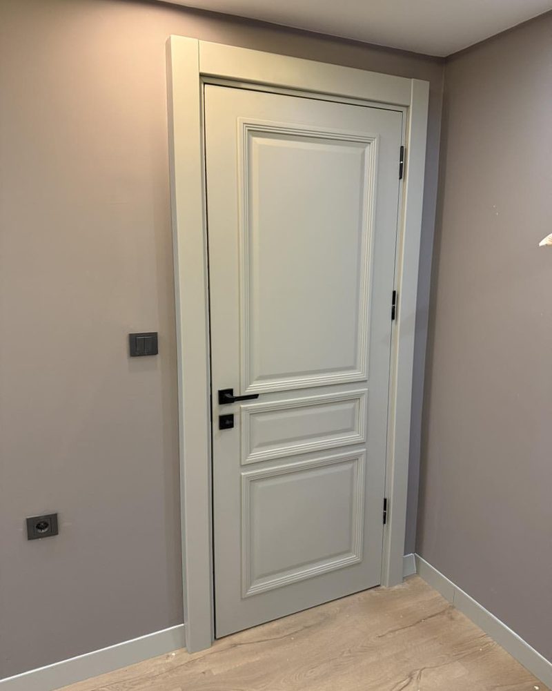 Verona model, üç panelli kırık beyaz klasik lake kapı, siyah kol ve menteşe